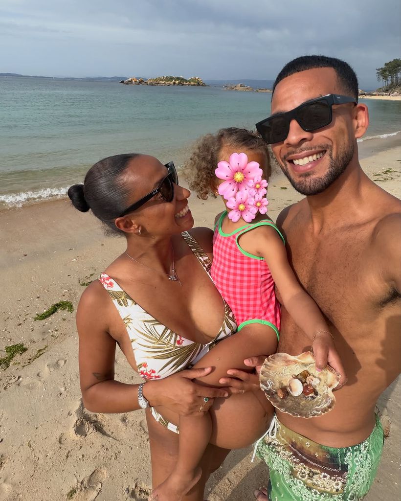 Ana con su marido y su hija mayor en la playa