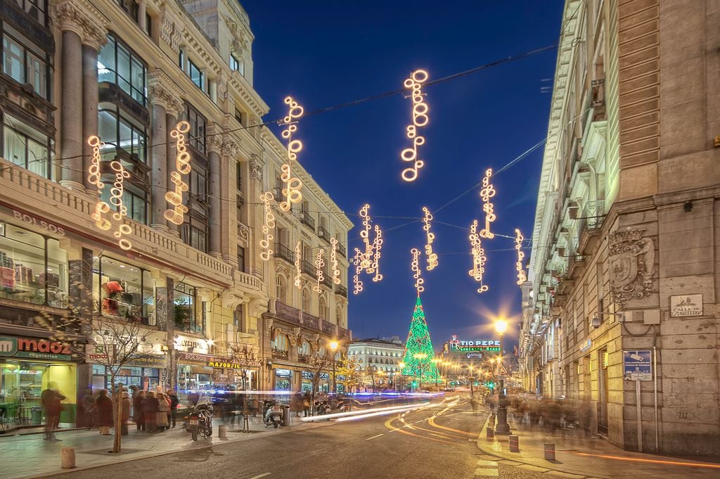 Puerta del Sol de Madrid iluminada por Navidad 
