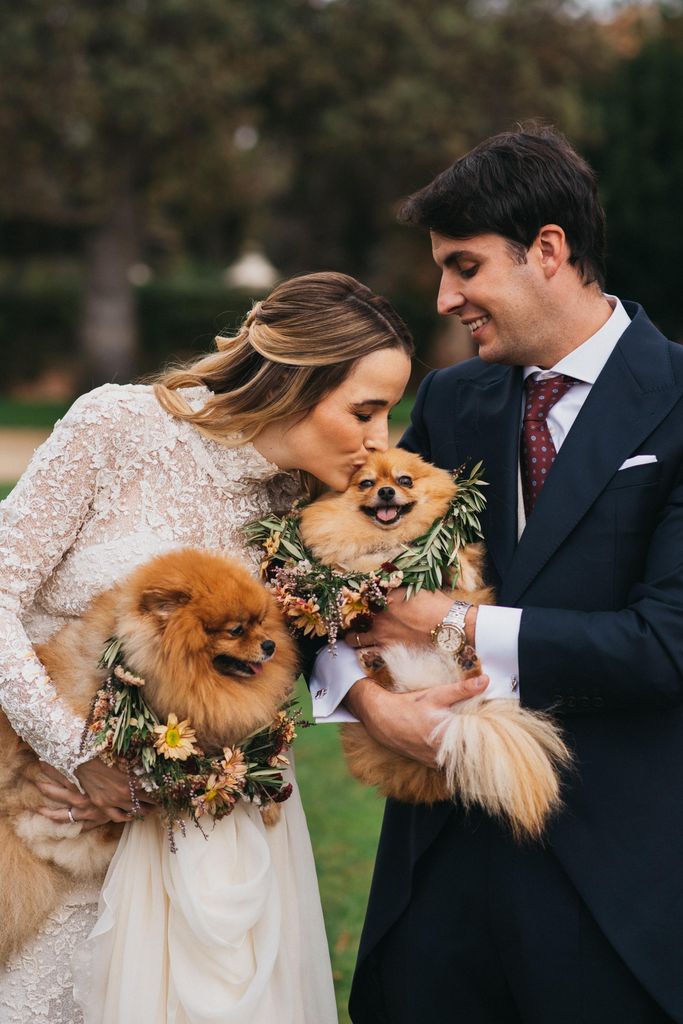 Sylvia Salas y Martín Gabilondo posando con sus dos mascotas
