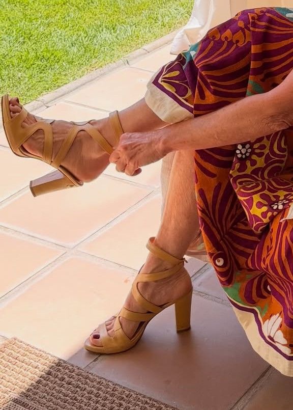 Verónica Mengod con look de invitada de boda de firma española.