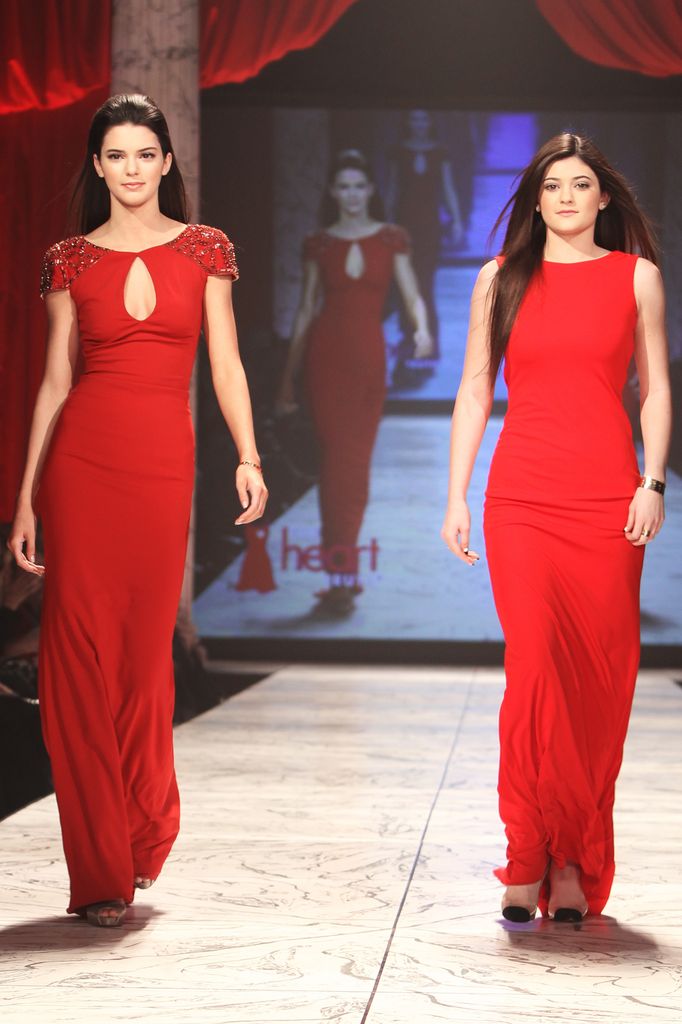 Kendell Jenner y Kylie Jenner vestidas de rojo en el desfile The Heart Truth/Red Dress de 2013