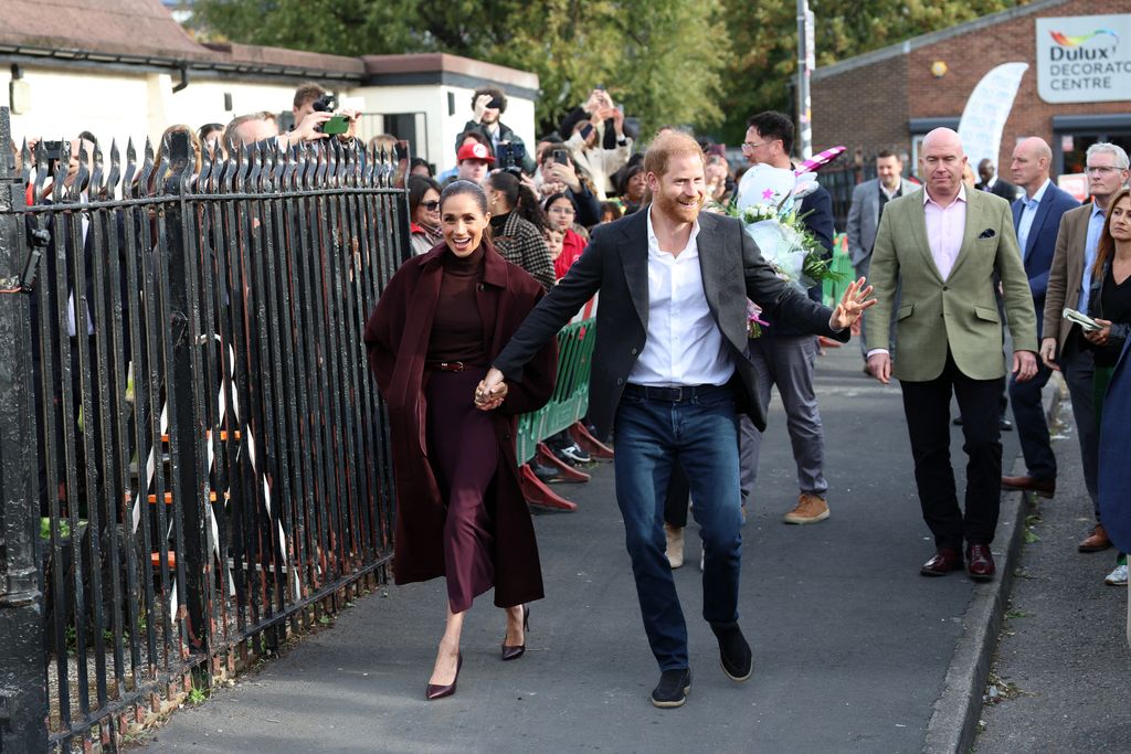 Meghan Markle con look berenjena