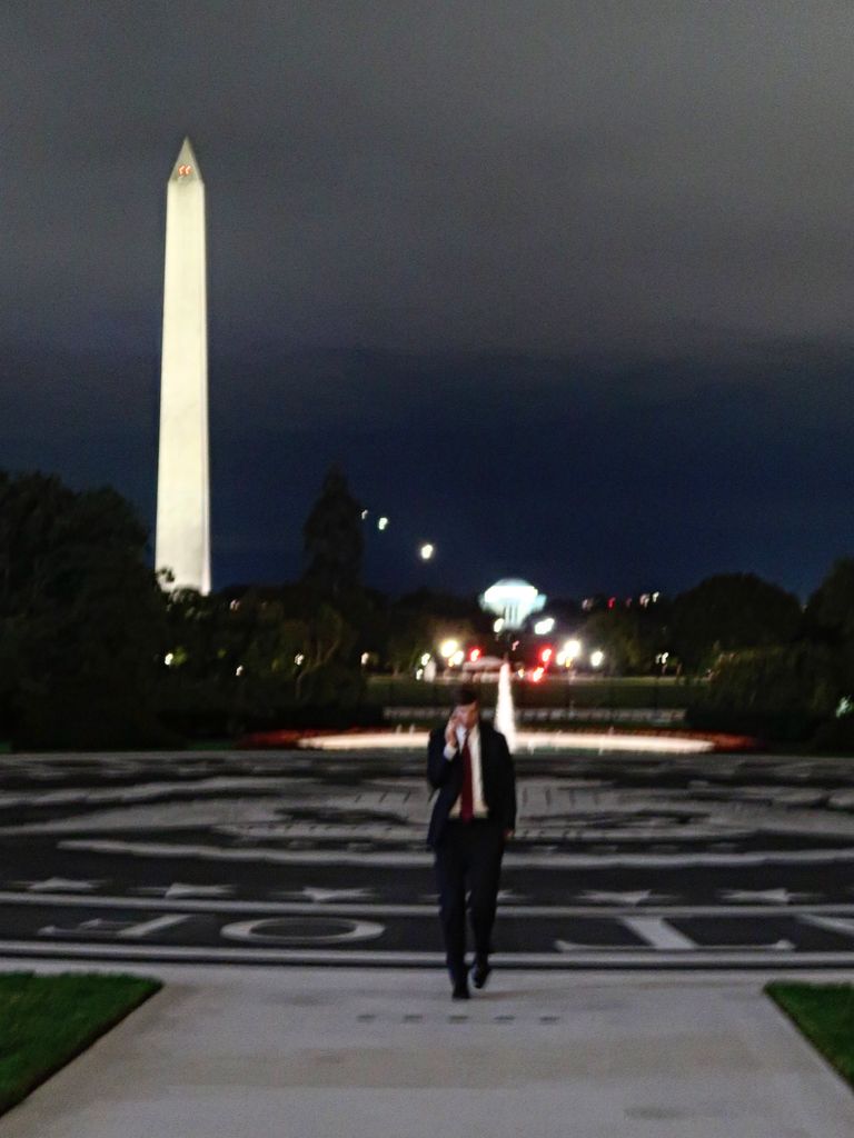 La velada concluyó con un posado frente al Monumento a Washington.