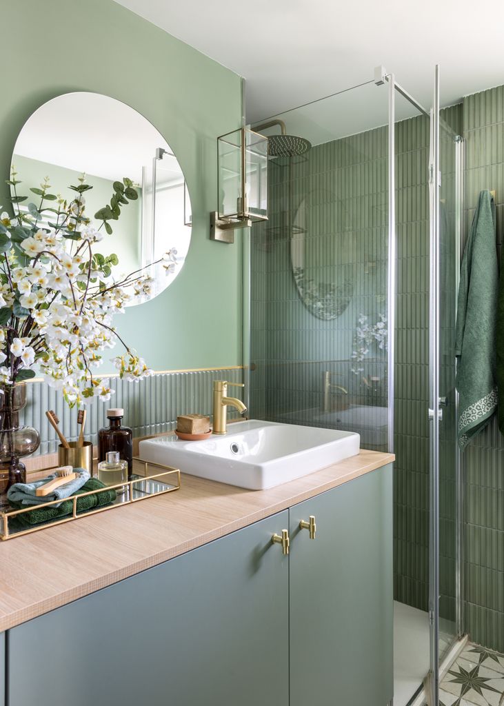 Cuarto de baño decorado en color verde