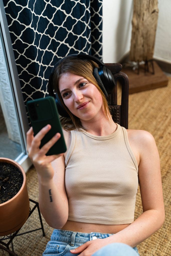 chica telefono movil cascos