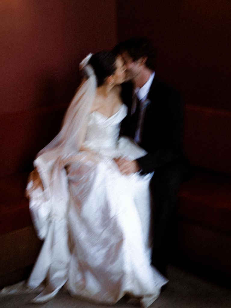 La pareja se casó a mediados de junio, aunque apenas están compartiendo detalles del evento.