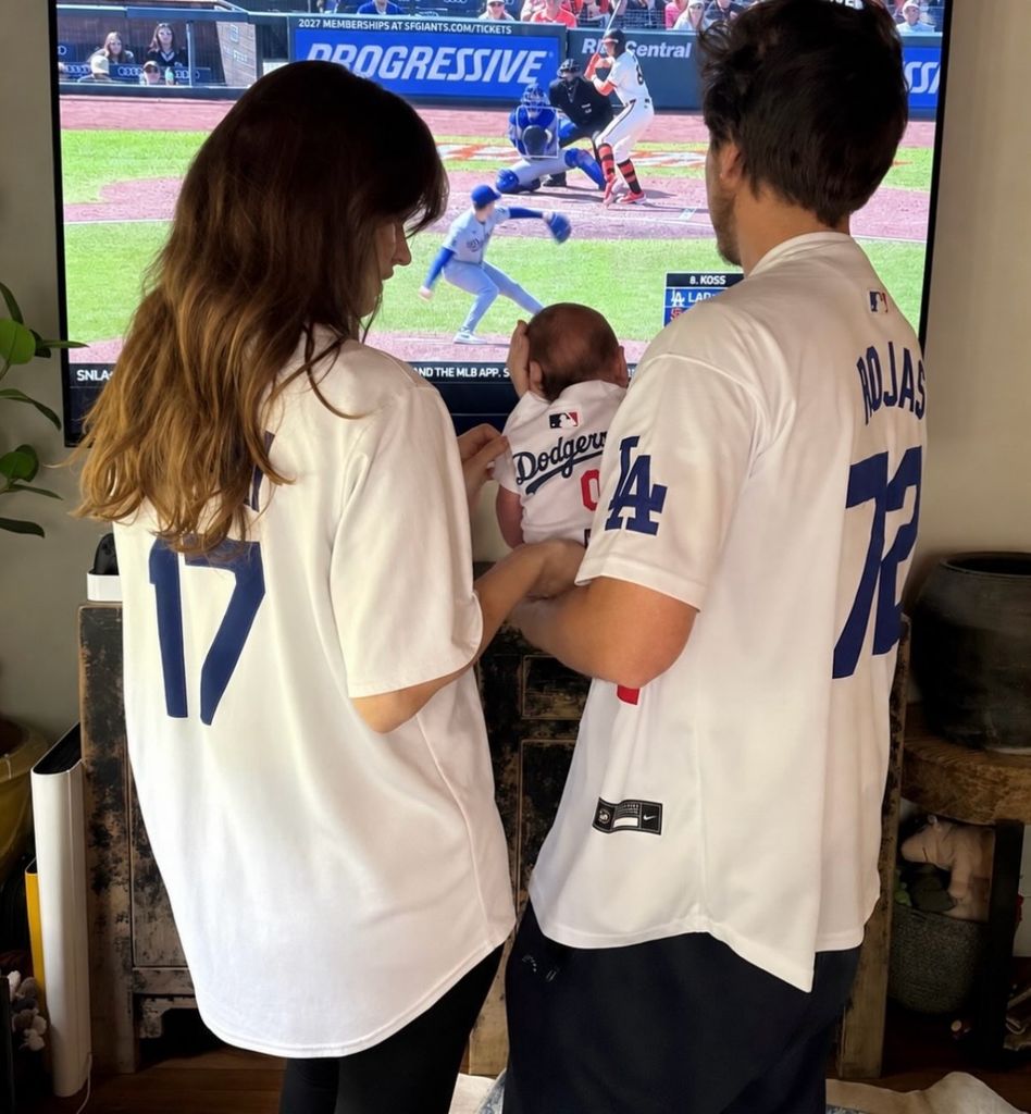 Barbara Palvin y Dylan Sprouse comparten la primera imagen de su hija