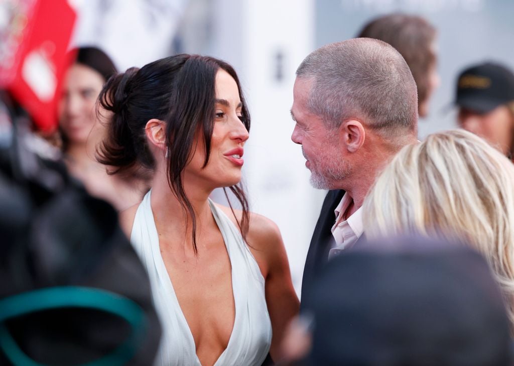 Brad Pitt e Ines de Ramon en el estreno de "F1" en Times Square (Nueva York) el 16 de junio de 2025