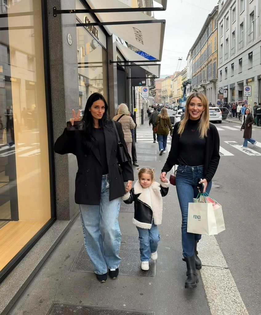 Oriana Sabatini con su amiga Alice Campello y su hija Bella en Milán