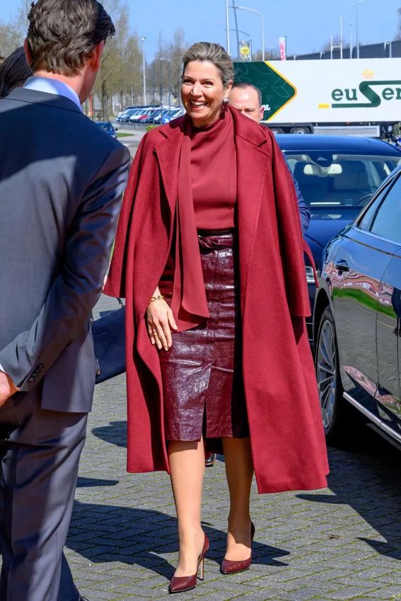 Máxima de Holanda con falda burdeos