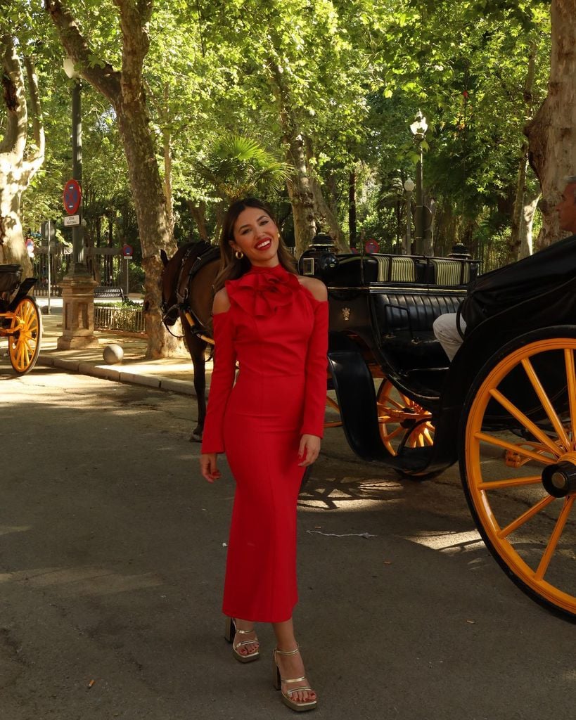 Feria de abril de Sevilla look de invitada rojo