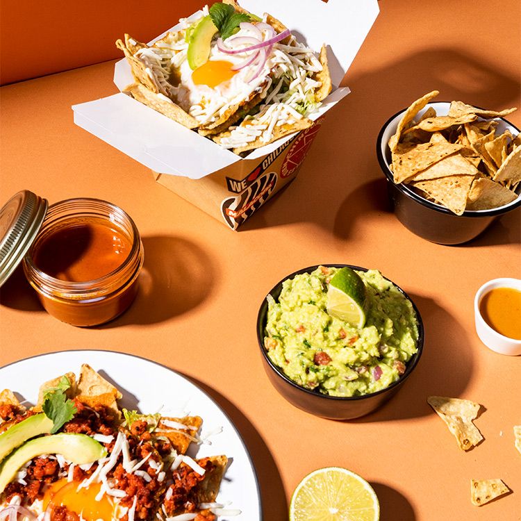 Chilaquiles con huevo, totopos y guacamole