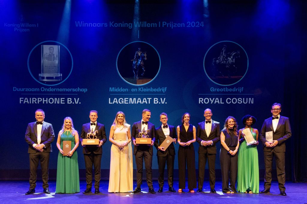 Máxima de Holanda recupera el protagonismo con el favorecedor mono 'palazzo' que marca su cintura y tacones de 4.500 cristales