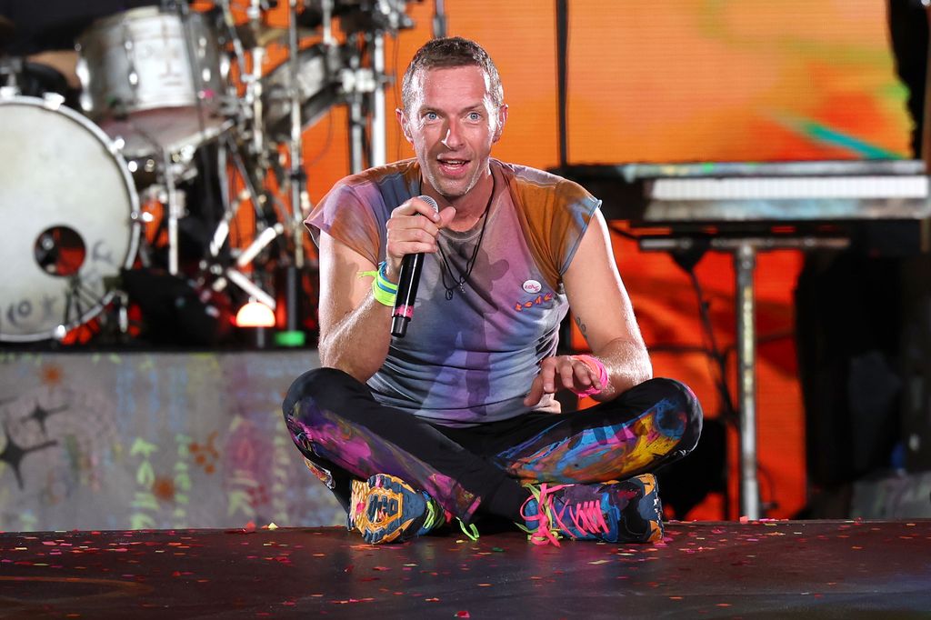 El cantante de Coldplay, además, dejó ver lo bien que se la estaba pasando al aire libre y observando a la gente a su alrededor 