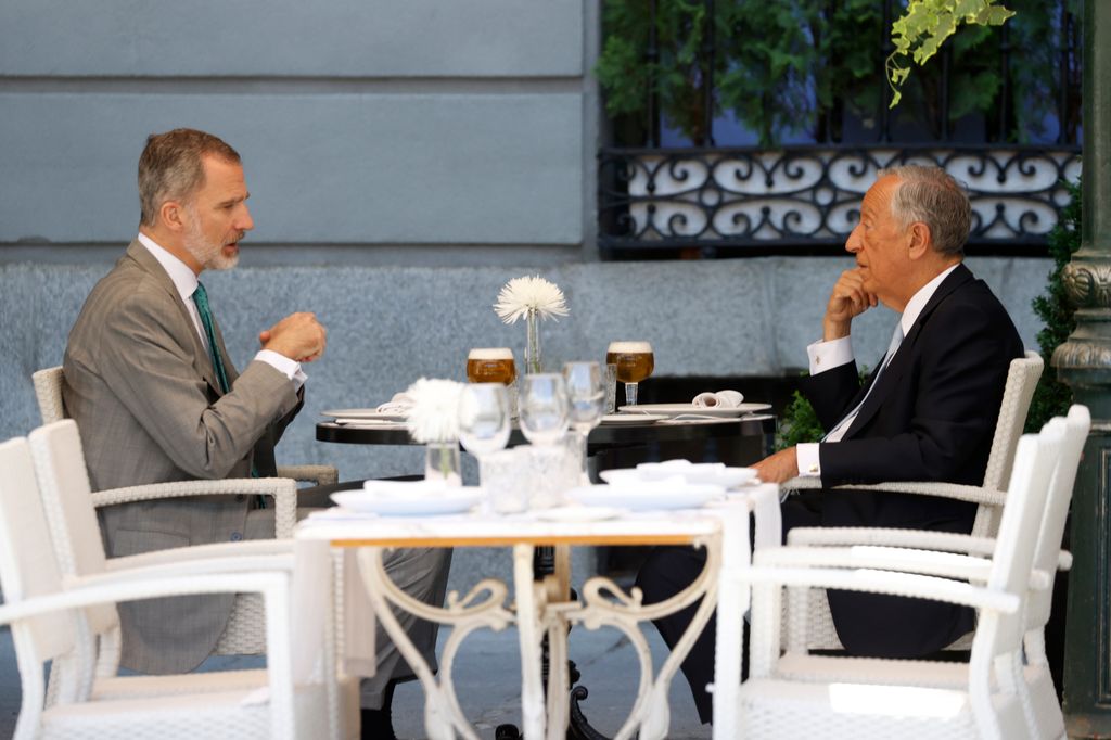 El rey Felipe VI y el presidente de la República Portuguesa, Marcelo Rebelo de Sousa, en la terraza de un céntrico restaurante madrileño durante la distendida velada de la que disfrutaron tras su paseo por la Plaza de Oriente, en junio de 2021.