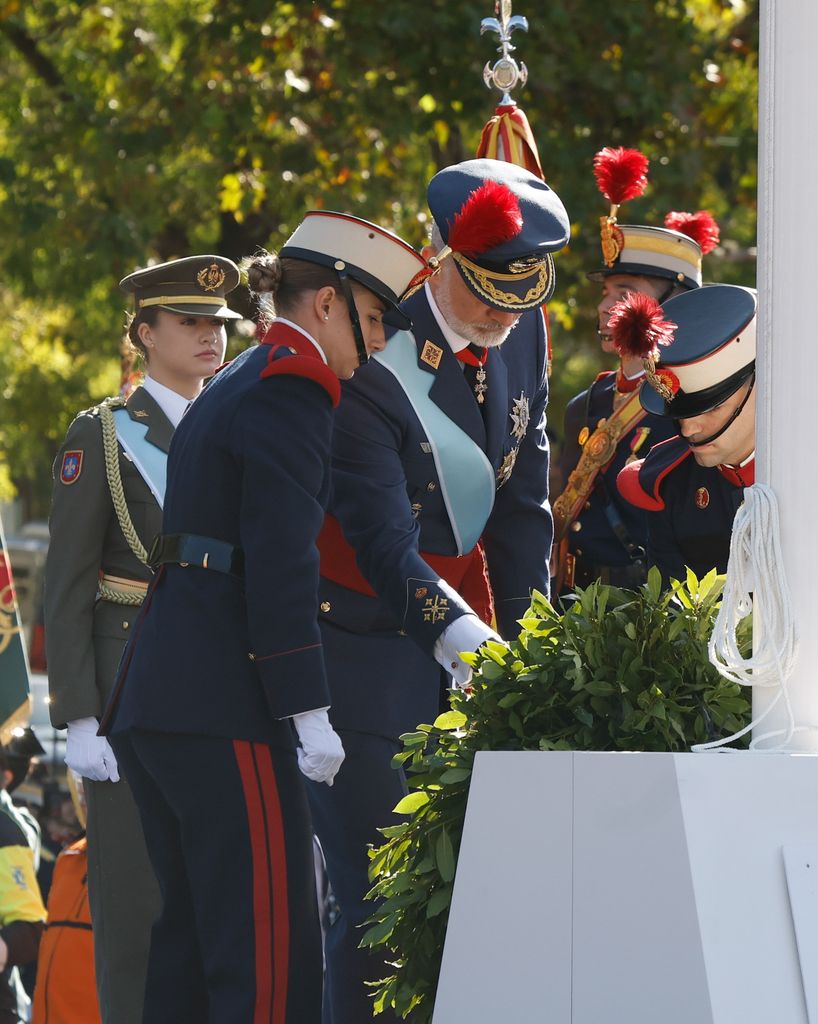 El Rey depositando la corona de laurel