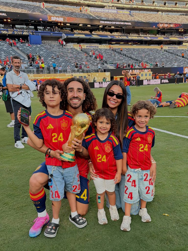 Las fotos más tiernas de Marc Cucurella con su familia en la cancha tras el triunfo de España en el Mundial 2026