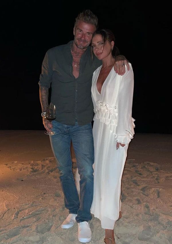 David y Victoria Beckham en la playa en el 47 cumpleaños de la diseñadora