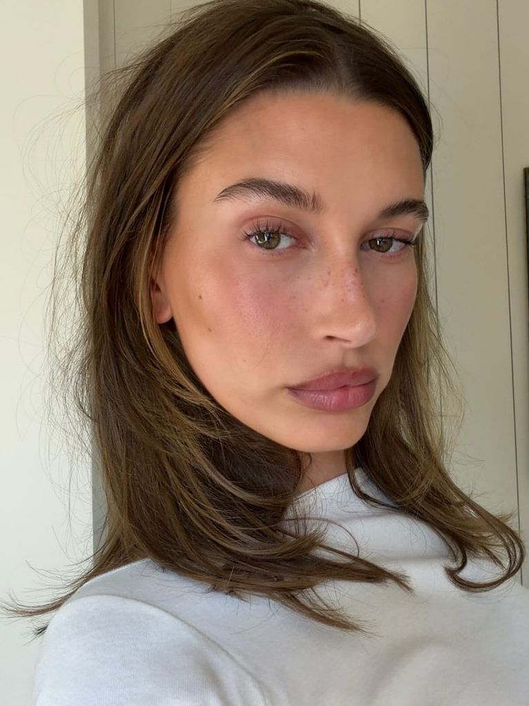 Lo máximo que podrás reducir el tono de tu cabello con estas técnicas es cinco tonos.