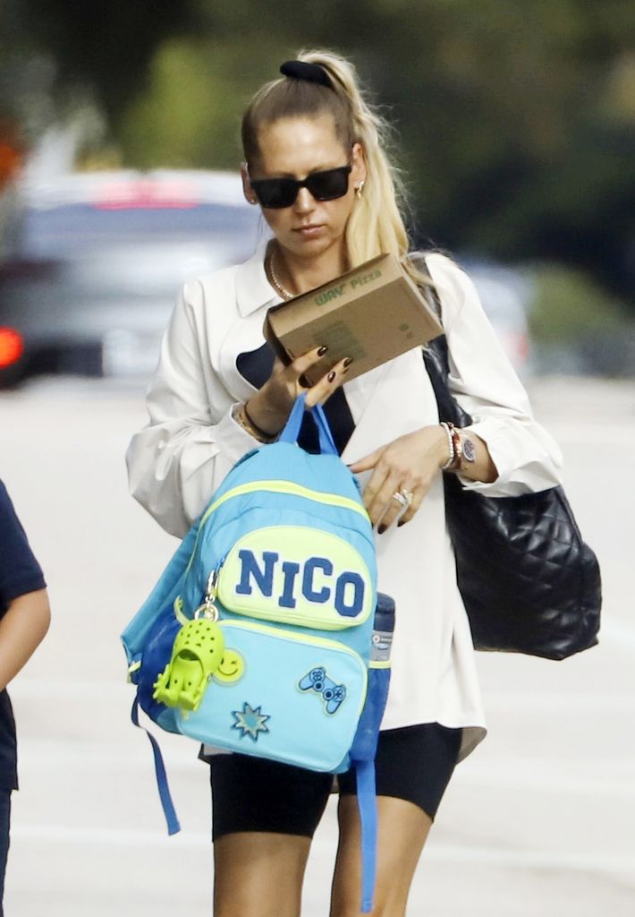 Anna Kournikova echó mano del la mochila azul de su hijo Nicholas..