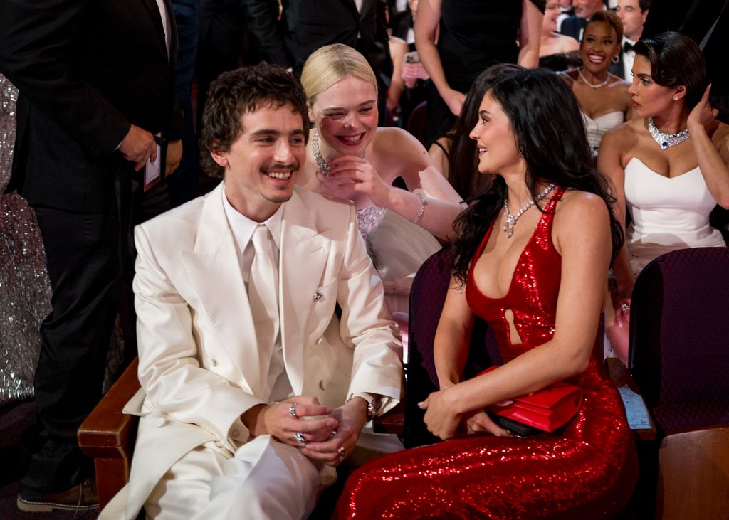 La actriz ha estado charlando con la pareja en la gala