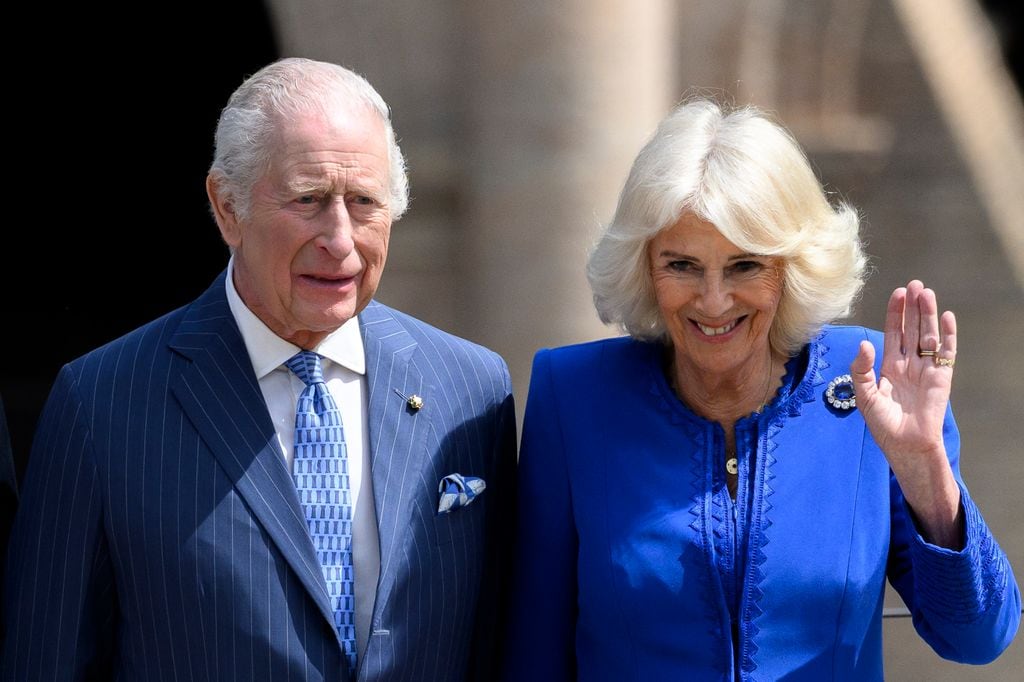 El rey Carlos III y la reina Camila sonríen mientras posan frente al Coliseo en el segundo día de su visita de Estado a la República de Italia, el 8 de abril de 2025 en Roma.