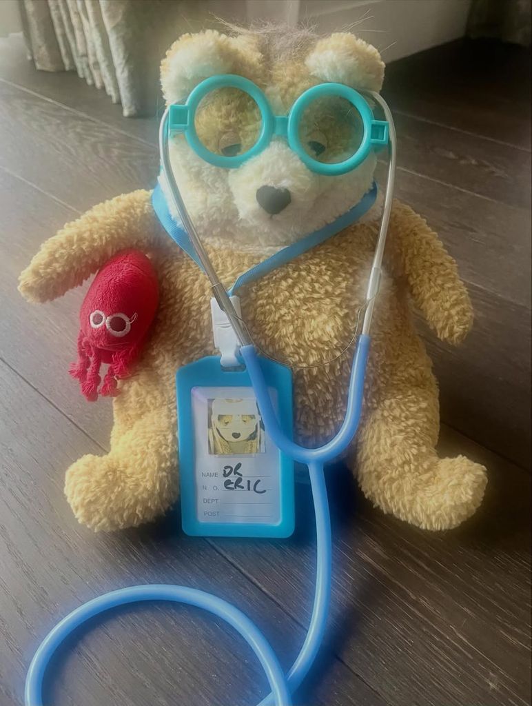 Publicó en tono de broma sobre su osito de peluche que la estaba ayudando durante sus momentos difíciles