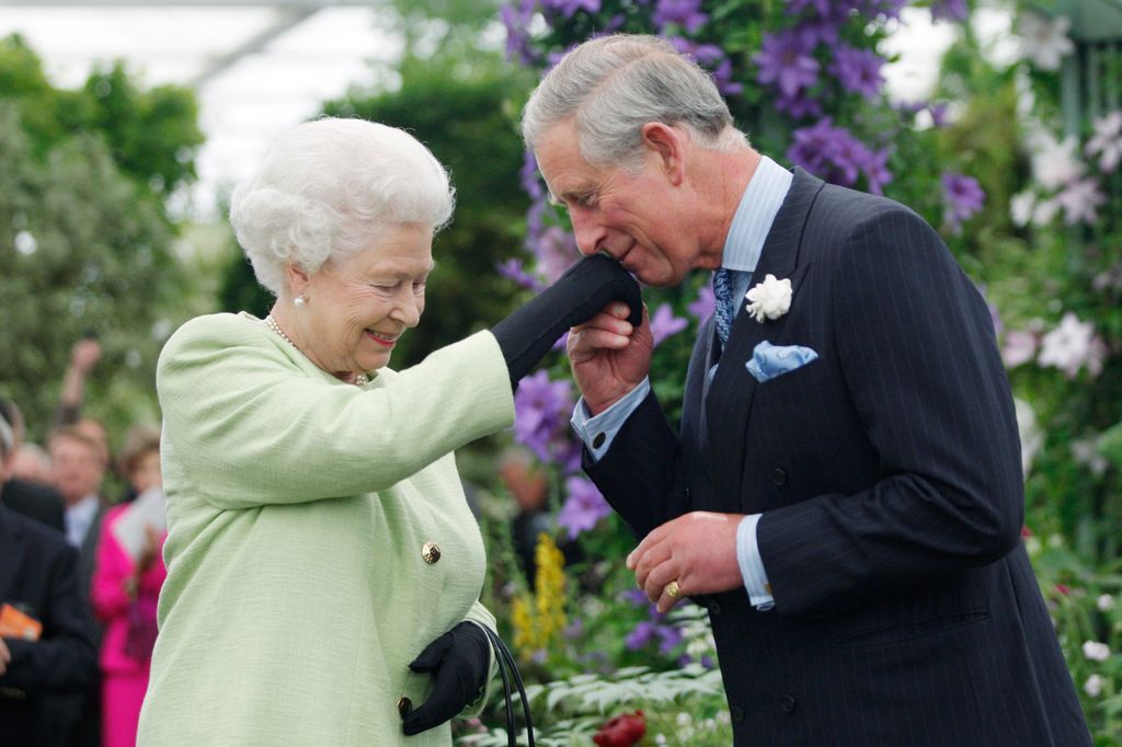 El entonces príncipe Carlos besa la mano de su madre, la reina Isabel II