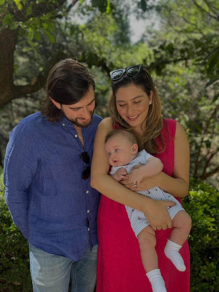 Michelle Aguilera con su bebé y su esposo.