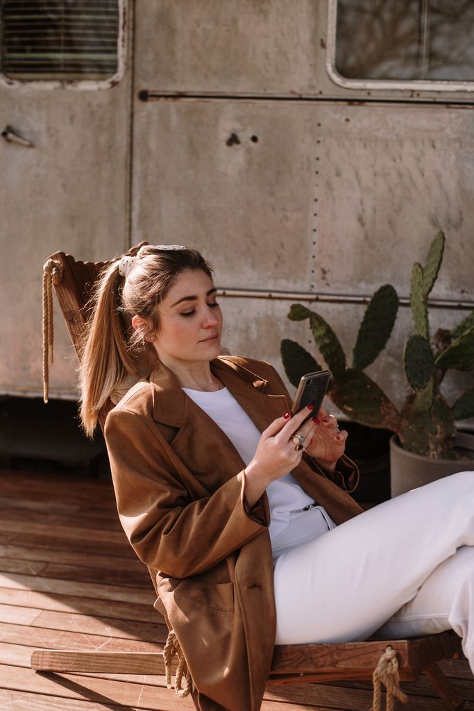 Chica con movil