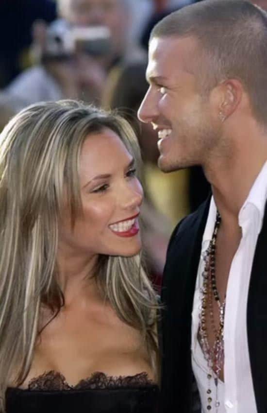 Victoria Beckham sonriendo