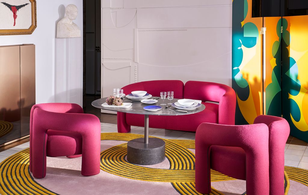 Butacas y el sofá ‘Dudet’, diseño de Patricia Urquiola para Cassina