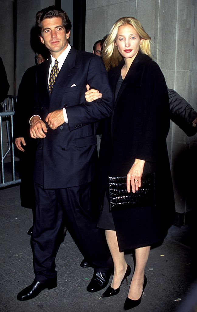 Carolyn Bessette y Kennedy capturados agarrados mientras caminan