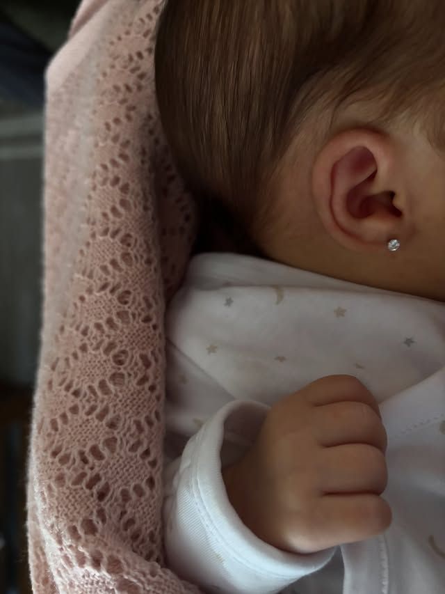 La bebé tiene unas semanas de nacida y ha llegado a completar la felicidad de la artista y su familia. 