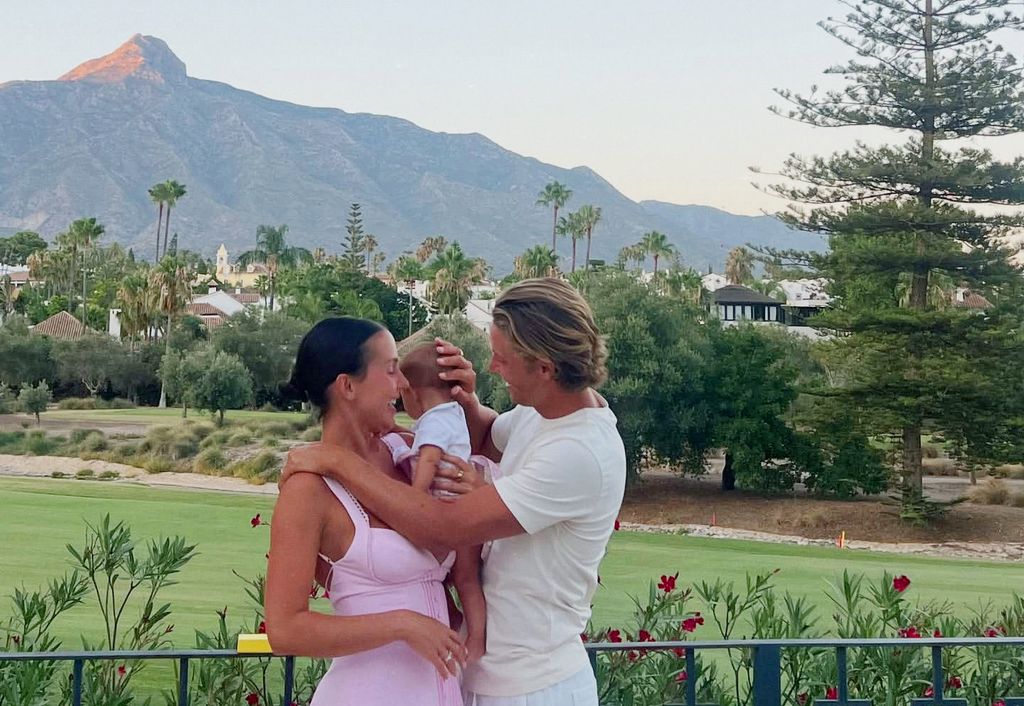 Marcos Llorente y Paddy Noarbe con su hija