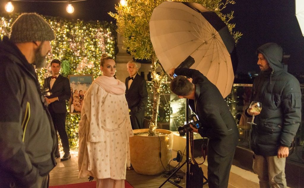Ester Expósito grabando una escena en la piscina en pleno invierno
