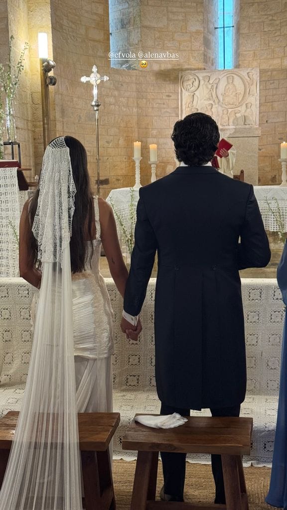 Una imagen de espaldas de los novios que muestra el espectacular velo de la 'influencer'