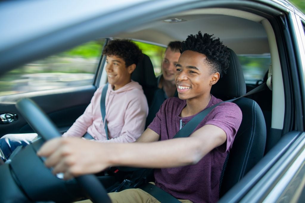 Jóvenes conduciendo un coche