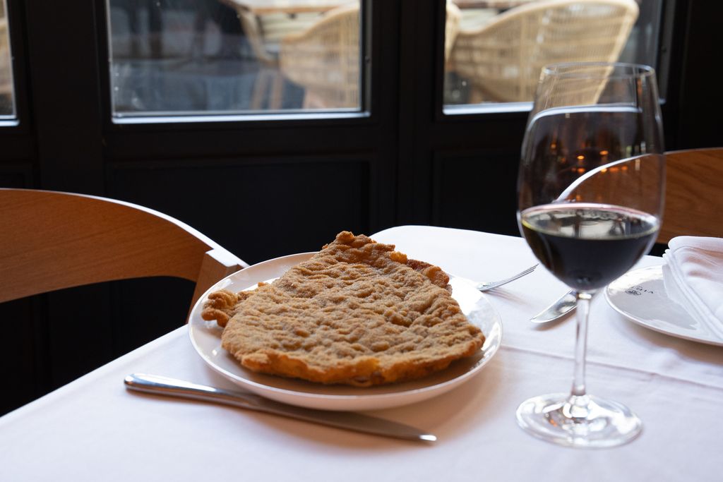 Cachopo con copa de vino tinto
