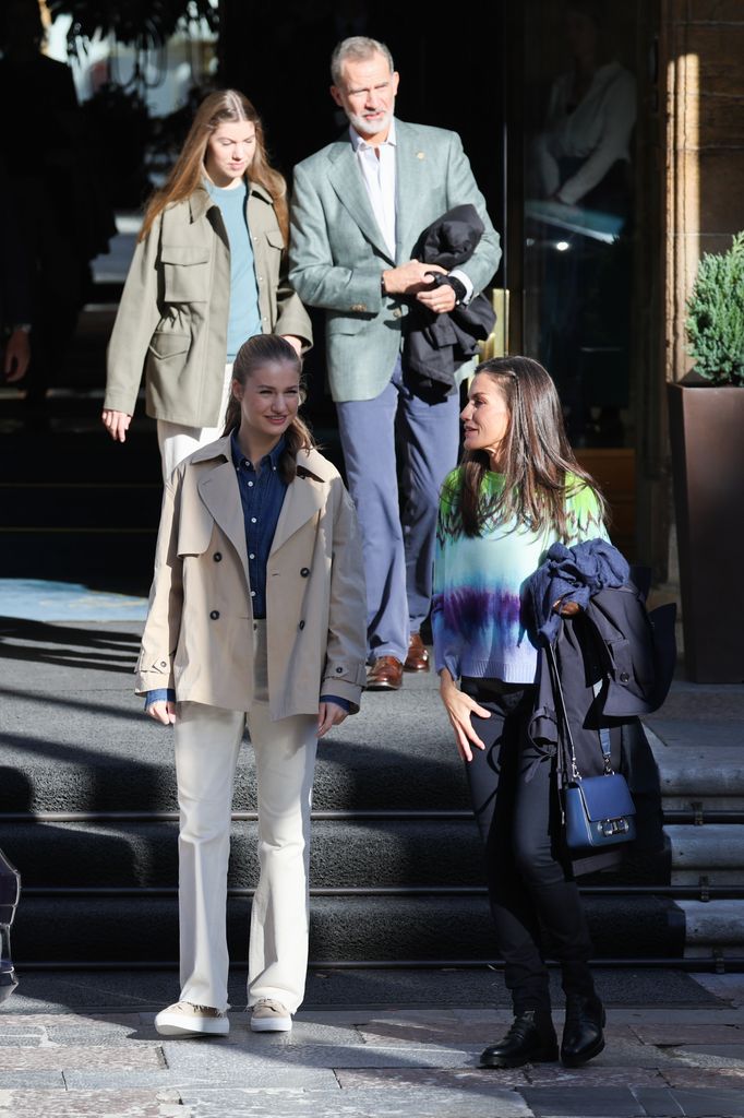 Los reyes Felipe  y Letizia en la entrega de premios Princesa de Asturias con la princesa Leonor, la infanta Sofía en 2023