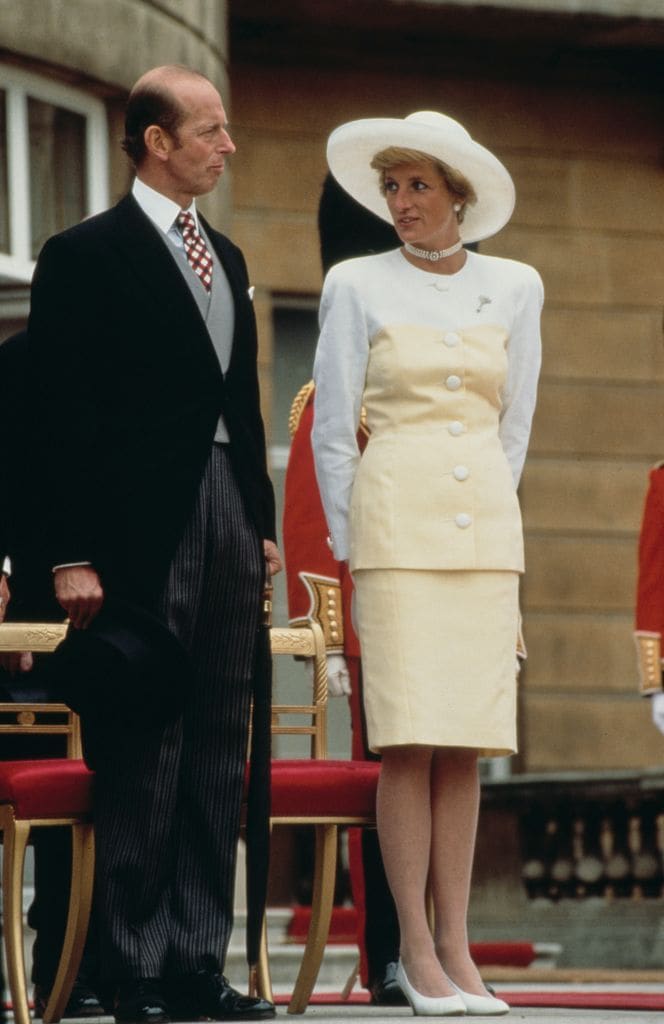 El duque de Kent junto a la princesa Diana de Gales en una acto oficial en el Palacio de Buckingham en mayo de 1990