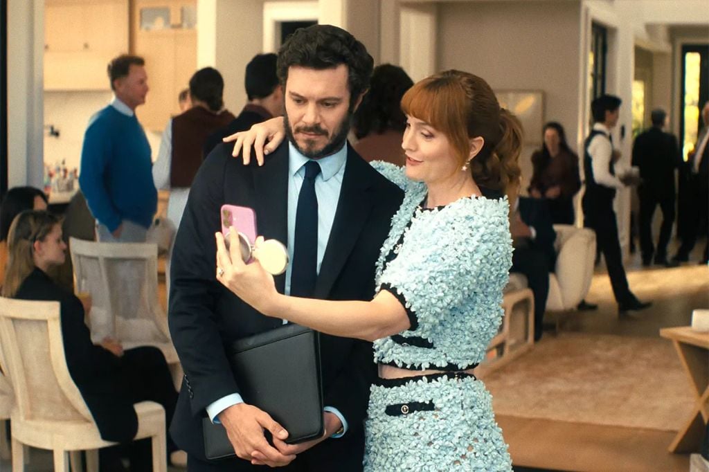 Adam Brody y Leigthon Meester en una escena de la segunda temporada de 'Nadie quiere esto'