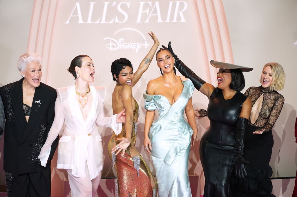 El cumpleaños de Kim Kardashian coincidió con la premier en París de la serie "All's Fair", protagonizada por ella y estrellas como Glenn Close y Sarah Paulson.