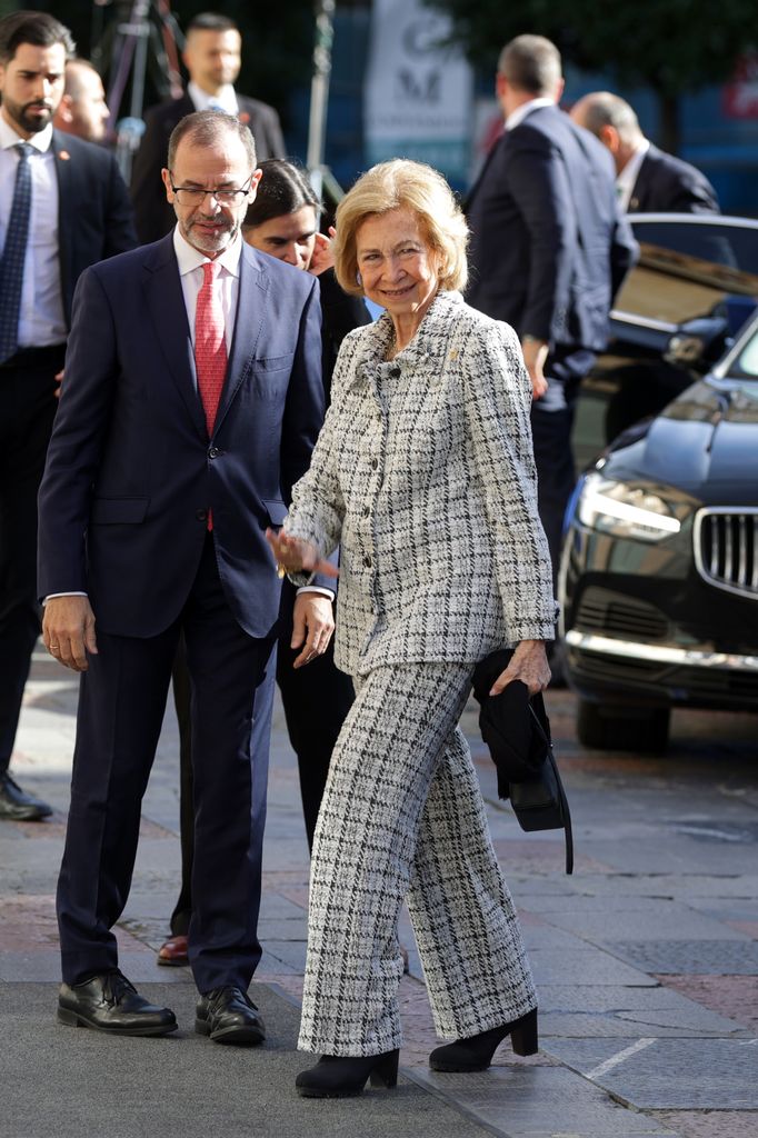 La reina Sofía a su llegada al Hotel de la Reconquista para asistir a los premios Princesa de Asturias
