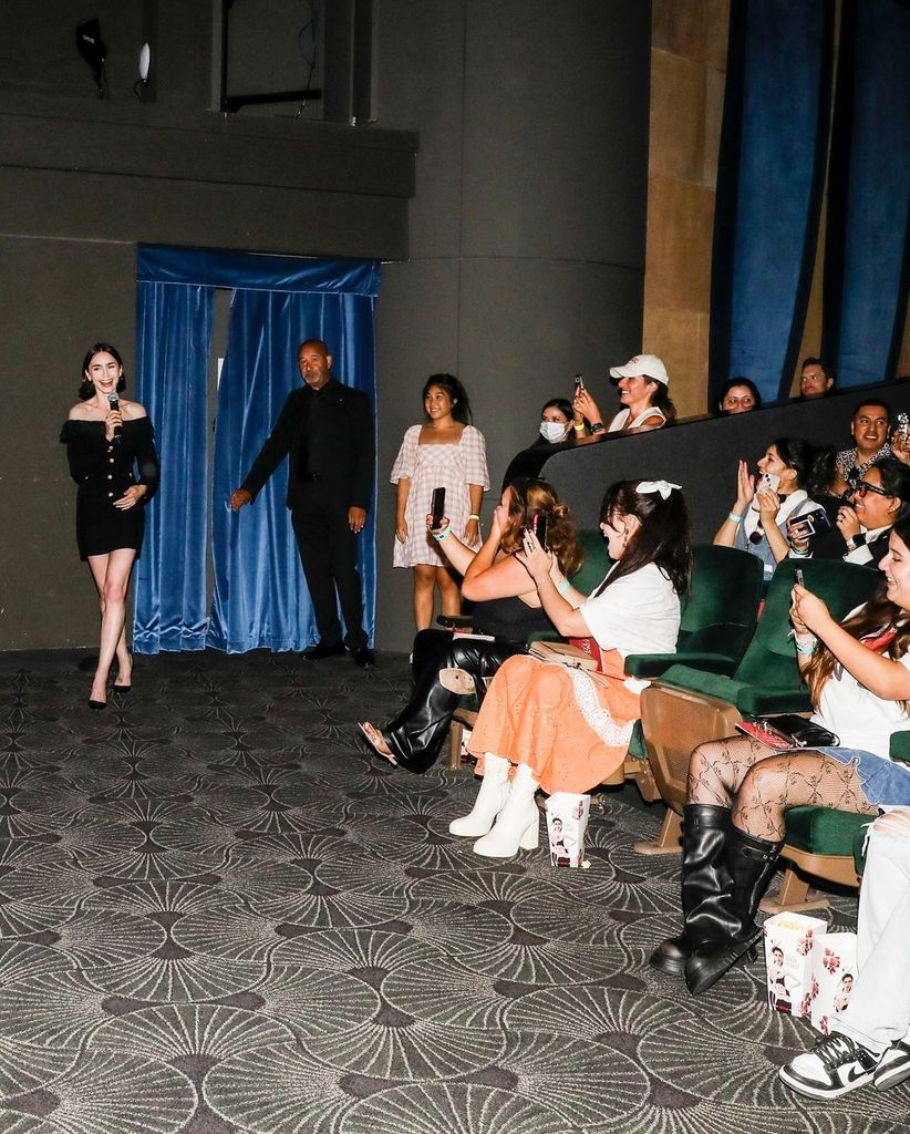 Lily Collins en evento con fans