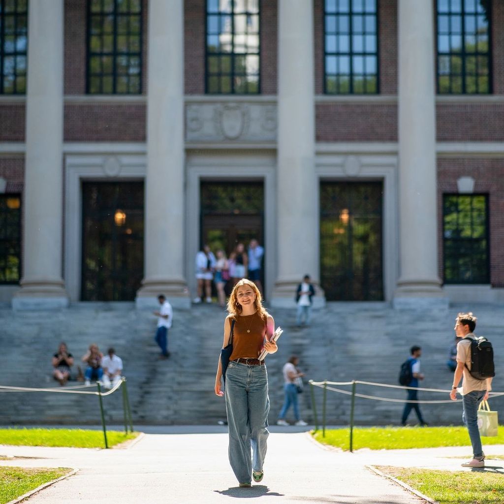 Elisabeth de Bélgica en la Universidad de Harvard el 18 de septiembre de 2024