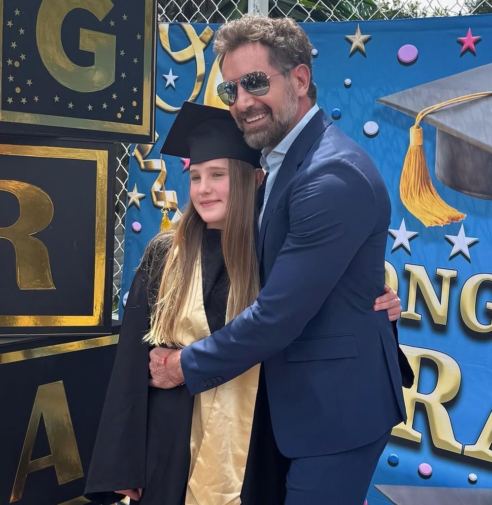 Gabriel Soto posó orgullosa con la graduada.