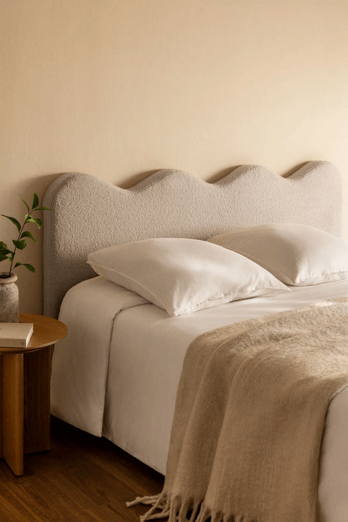 Cama con cabecero tapizado