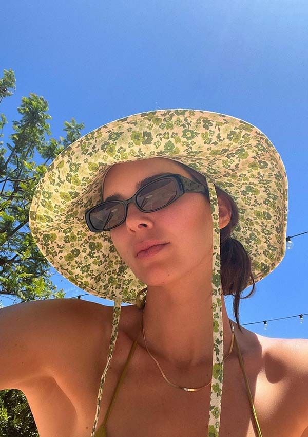 Kendall Jenner tomando el sol