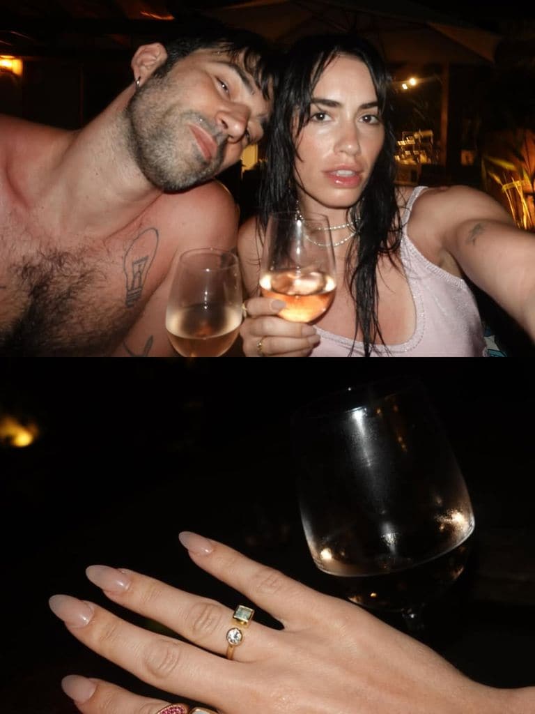 La pareja celebró a la orilla del mar